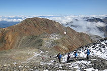 Tornem al coll de Riufred. Al fons, s´alça majestuós el pic del Montcalm.