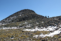 Descens per la carena del Montcalm cap al coll de Riufred.