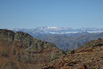 Un dels regals que ens ofereix la pujada al Montcalm, si el dia és clar, és la contemplació del rei dels Pirineus, l´Aneto, amb tota la seva glacera i la carena de granit que el caracteritza.