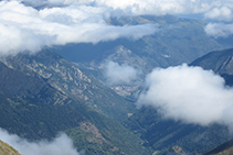 Cap al nord, la vista se´ns perd fins a les profunditats de la vall francesa de Vicdessos.