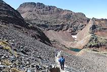 El camí cap a la Cometa d´Estats amb el pic de Sotllo al fons.