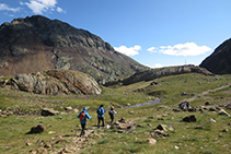 Novament, arribem a la zona oberta que hi ha entre la Coma d´Estats i l´estany d´Estats. Al fons, sobre el promontori, hi veiem el parallamps i, a l´esquerra, el pic de l´Estany Fondo (2.815m).