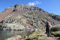 El pic de l´Estany Fondo (2.815m) impressiona des de la sortida d´aigües de l´estany d´Estats.