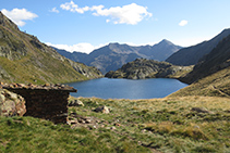 En primer terme, la cabana de Sotllo; en segon terme, l´estany que rep el mateix nom; al fons, la bella piràmide del Monteixo.