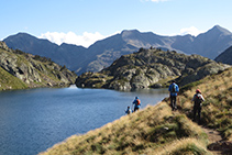 Durant el descens la perspectiva canvia. Al fons de l´estany de Sotllo hi veiem les roques que haurem d´esquivar.