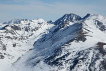 Vistes de la Coma d´en Garcia; el Puigpedrós de Lanós i el Puig de la Coma d´Or.