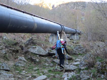 Pugem paral·lelament a una gran canalització d´aigua.