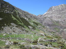 Anem girant lleugerament a l´esquerra endinsant-nos a la vall de Siscar.