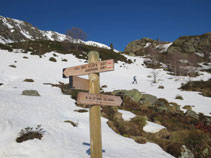 Pal indicador: a l´esquerra "Col del Clots" i "Andorre", a la dreta "Etang du Sisca".