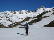 Al fons a davant nostre, la carena fronterera entre Andorra i França amb el Cilindre i el pic d´Escobes.