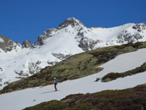 El pic d´Escobes està omnipresent durant tota aquesta part de recorregut per la vall de Siscar.