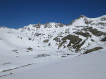 L´estany de Siscar, tot gelat i ple de neu durant la temporada hivernal.