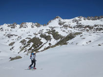 Anem girant a la dreta amb un paisatge extraordinari com a teló de fons.