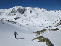 Pujant; el Roc Meler i el pic de la Cabaneta al fons, sobre l´estany de Siscar.