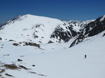 Baixant cap a l´estany de Pédourres amb el pic de Pédourrés a davant nostre al fons.