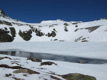 L´estany de Pédourrés, pràcticament tot glaçat.