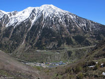 El pic del Tossal Mercader (2.547m) domina el vessant SE del poble de l´Ospitalet.