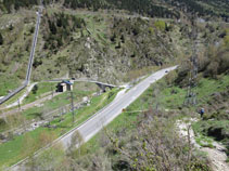 Guanyem altura sobre la vall i la carretera. Podem observar el pont de Sainte Suzanne i la zona on hem deixat el cotxe.