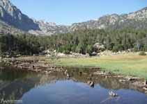 Bonic estany de Lladres, que té una petita presa.