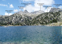 Estany Tort de Peguera, amb el pic de Peguera i pic de Monestero al fons.