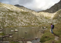 Petit estany de Peguera, el deixem a la nostra esquerra.