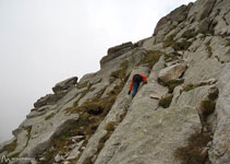 Pugem inicialment en diagonal cap a l´esquerra per unes lloses entre herba i pedres.