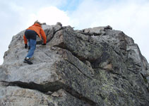 Bloc de granit que ens trobem a l´aresta, després de coincidir amb el sender que puja des del coll de Peguera.