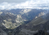 Vistes direcció N, vall de Monestero, Encantats, Ratera, Saboredo, Bassiero, Amitges,...