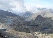 Vistes en direcció S: la zona lacustre de Cabdella, estany de Saburó, estany de Mar, estany Colomina,...