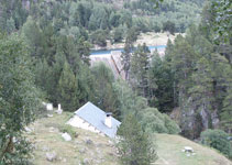 Refugi Ernest Mallafré, als peus dels Encantats i al costat de la presa de l´estany de Sant Maurici.