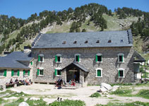 Refugi de la Renclusa (2.140m), un dels refugis més concorreguts del Pirineu.