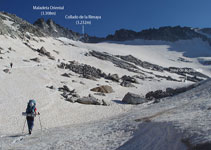 Deixem el desviament del Portillón Superior i pugem recte cap amunt. Veiem per primera vegada davant nostre el Pic de la Maladeta i el coll de la Rimaia.