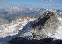 Mirada enrere al coll de la Rimaia, al fons el Posets i el Vignemale.