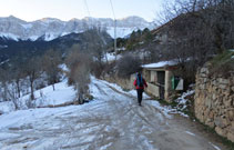 Sortim del poble avançant per la pista cap al coll de Pallers.