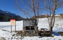 Zona de barbacoa amb unes taules per passar un bon dia a la muntanya.