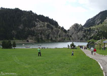 Des de la Coma de l´Embut, al fons ja podem veure les pistes d´esquí de l´estació de Vall de Núria.