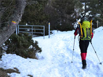 Creuem una tanca i deixem una pista a l´esquerra que ve del Pont de la Farga