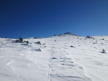 Zona de poc pendent a punt de passar al vessant nord del Serrat des Clotes