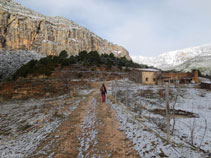 La Roca de Canalda al fons majestuosa i La Casanova davant nostre