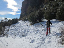 Girem a l´esquerra pel sender que va pel peu de la Roca de Canalda