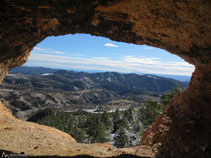 Vistes des de l´interior de la cova