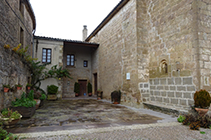 Entrada de l´església de Sant Miquel i la rectoria.