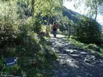 Ens desviem lleugerament a l´esquerra per veure les escultures dels Homes de Ferro.