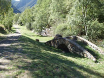 El pont amb l´escultura al costat del camí.