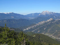 La serra d´Ensija, amb el pic de la Gallina Pelada (2.320m), i el Pedraforca (2.497m).