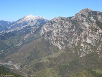 El puig dels Terrers (2.467m), el coll de Pendís (1.786m), el Moixeró (2.078m) i les Penyes Altes (2.276m).