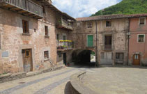 Plaça porticada de Sant Privat d´en Bas.