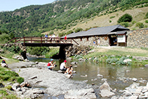 Gaudint de les fredes aigües del riu.