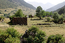 Fora de la ruta base: restes del poble abandonat de Montgarri.