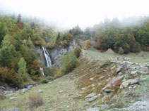 Al fons ja podem veure la cascada del Saut deth Pish i el refugi.